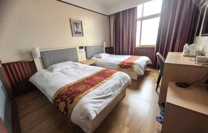 Pingyu Yijia Business Hotel