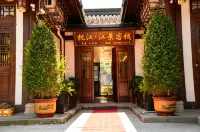 Zhenjiang · Riverside View Chinese Inn (Langzhong Ancient City Huaguang Tower) - parking