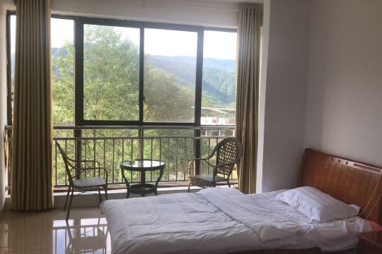 选择房间开业:2012本店是龙苍沟一家住宿餐饮休闲一体化的农家乐,周边