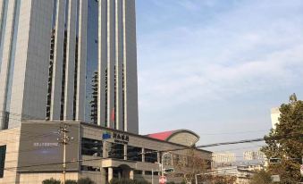 Home Inn Plus (Shijiazhuang Lerthai Center Ping'an Street Metro Station)