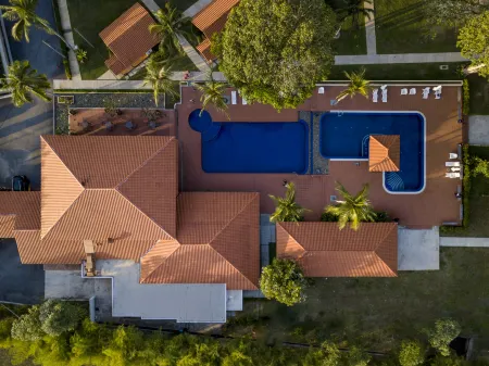 Adena Beach Resort Отели рядом с достопримечательностью «Teluk Cempedak»