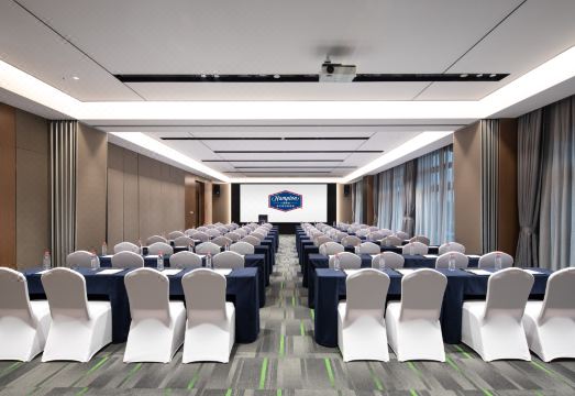 힐튼 햄튼 로비 및 로봇 서비스