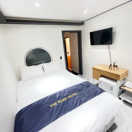 The Road Hotel Отели рядом с достопримечательностью «Станция метро Jongno-3ga»