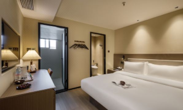 Shengxuan Qingju Guofeng Hotel (Chengdu Kuanzhai Alley Provincial Hospital Metro Station Branch)