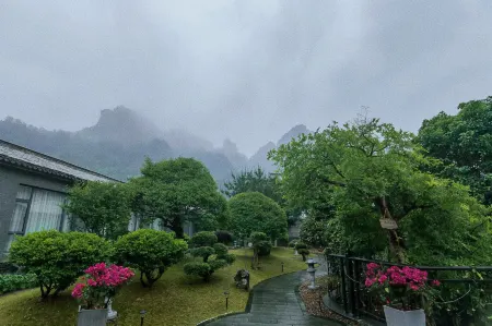 Yinfeng Lizhan Hotel Отели рядом с достопримечательностью «Qianzhang Canyon»