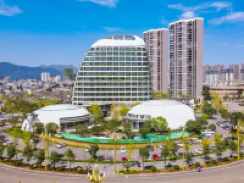 Golden Flower Jade Lake Plaza Hotel فنادق في لوى بينغ