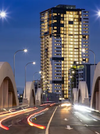 Lovely 2 Beds Apt with City View at South Brisbane Отели рядом с достопримечательностью «CityCat Ferry»