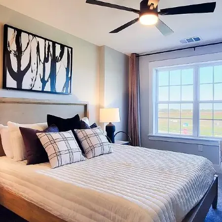 Loft, New Luxurious Large 3BR, Sleeps 9 + Parking