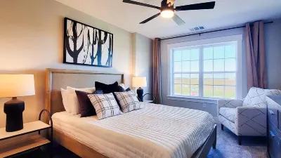 Loft, New Luxurious Large 3BR, Sleeps 9 + Parking Structured Chaos Farm 주변 호텔