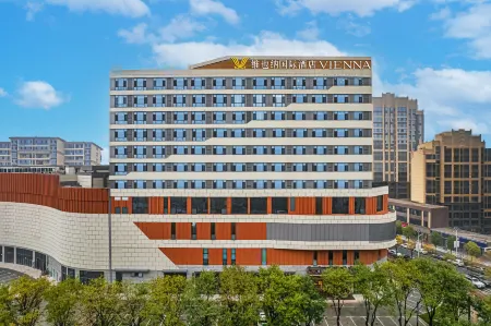 Vienna International Hotel （Zhouzhi Shuijie） Отели в г. Чжоучжи