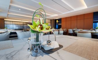 Homeinn Plus Hotel (Aksu Jiefangbei Road Airport)