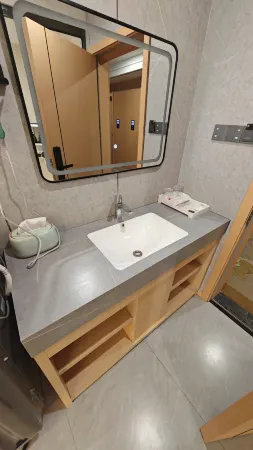 Spring River Flower Moon Hotel (Kunming Dianchi Haigeng Dam) Отели рядом с достопримечательностью «CPC Yunnan Provincial Committee Party School»