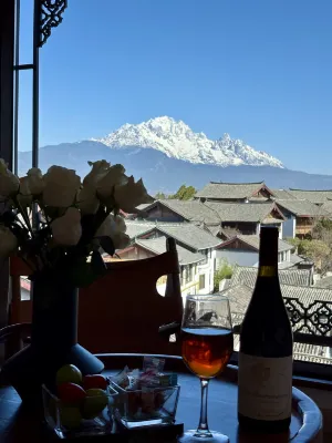 Panoramic View of Snow Mountain in Shanye Rizhao Jinshan (Lijiang Ancient City Branch) 만고루(완구러우) 주변 호텔