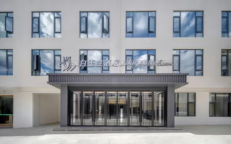 Baiyulan Hotel (Everest Town Branch) Отели рядом с достопримечательностью «Rongbuk Monastery»