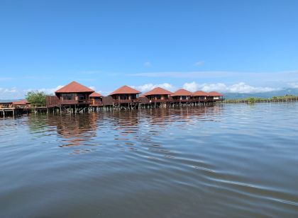 Shwe Inn Tha Floating Resort