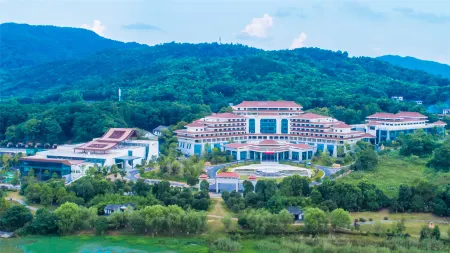Huitang Hot Spring Resort Отели рядом с достопримечательностью «Huitang Huatian City Hot Spring Resort»