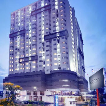 Aston Pluit Hotel & Residence Отели рядом с достопримечательностью «Морский Мир»