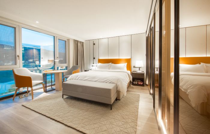 Shehong Xinyue Riverside Holiday Hotel