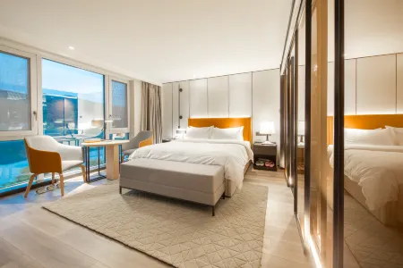 Shehong Xinyue Riverside Holiday Hotel Отели рядом с достопримечательностью «Shehong Gymnasium»