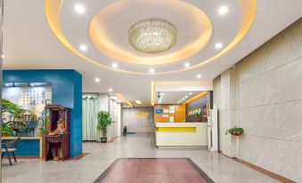 The lobby of this hotel is clean and modern, featuring a large chandelier in its reception area at Hanqun Hotel (Guangzhou Baiyun International Airport)