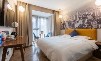 The hotel room is equipped with a bed or beds, as well as a table and chairs placed close together at Super 8 Hotel Premier (Beijing Workers' Stadium Sanlitun Chunxiu Road)