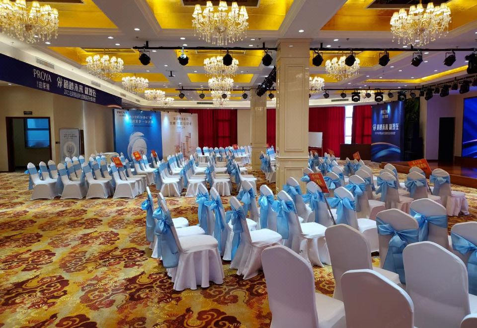 아이브 인터내셔널 호텔의 깔끔하고 정돈된 객실 내부 모습