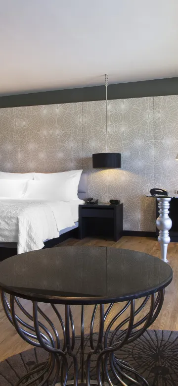 ห้องคิงไซส์ขนาดใหญ่พร้อมทางเข้าสวนและลาน