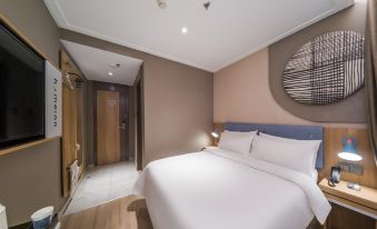 The room at New World Hotel Makati Shangri has a bed or beds at Home·NEO Hotel (Guangzhou Exhibition Center Pazhou Metro Station)