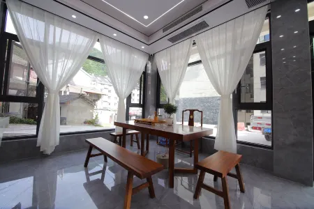 Shennongjia Tongyuan Homestay (Muyu Passenger Transport Terminal) Отели рядом с достопримечательностью «Muyu Town»