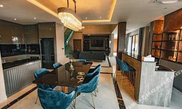 Astro Luxury: 4-6 beds Ultra Luxury Pool Villa with Daily Cleaning