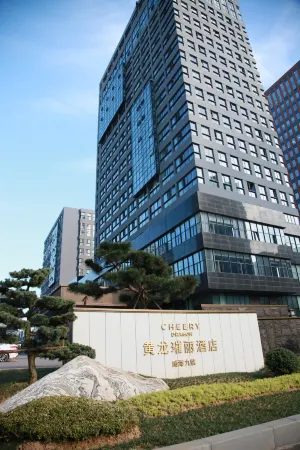 Cheery Dragon Hotel Weihai Jiuzi holds Отели рядом с достопримечательностью «Weihai Science and Technology Museum»