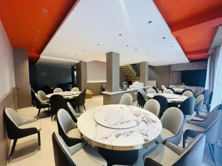 Jingdu Hotel (Shibazhan Forestry Bureau)