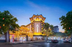 敦煌沙洲夜市北門亞朵酒店