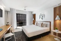 Coral Sea Resort Hotels near Airlie Beach Lagoon
