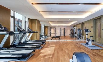 The room is spacious and contains multiple exercise equipment, as well as an indoor gym area at LEFUQIANG BOYUE HOTEL