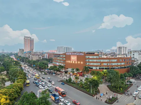 Yeste International Hotel (Yulin Jinyuan) Отели рядом с достопримечательностью «Night Market Street in Yulin City, Guangxi»