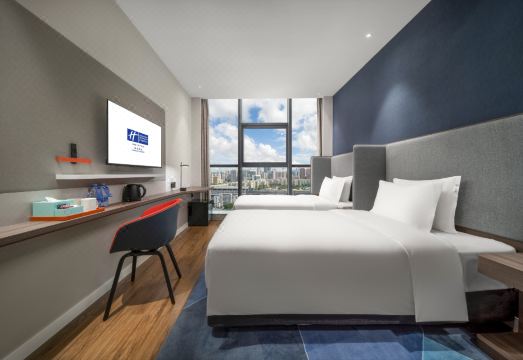 4. 홀리데이 인 익..