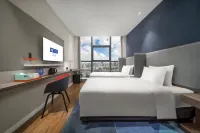 Holiday Inn Express Zhuhai Gongbei(Gongbei Port) Hotels near Zhuhai Railway Station