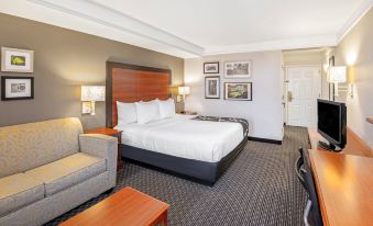 La Quinta Inn & Suites by Wyndham San Antonio Airport