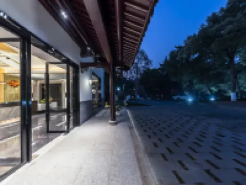 Jianguo HIDDEN Hotel (Nanjing Sun Yat-sen's Mausoleum Area Wutong Avenue) Hotels near Nanjing Andover Under Water World