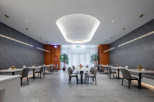 Homeinn Plus Hotel (Yantai Headquarters Base South Railway Station) Отели рядом со станцией Yantai South Railway Station