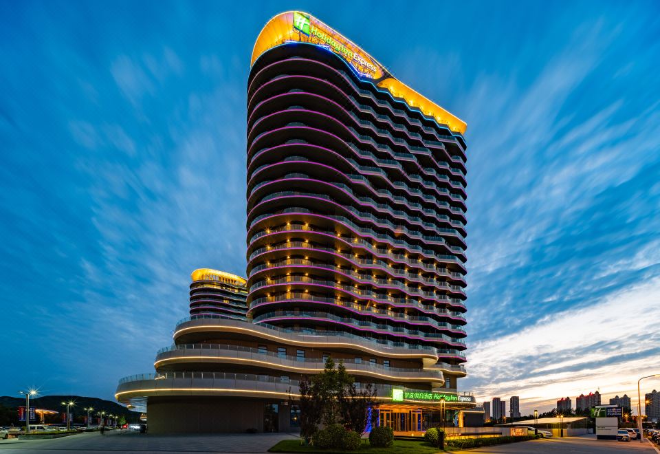 1. 홀리데이 인 익..