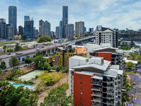 The Docks on Goodwin Отели рядом с достопримечательностью «Парк Нью Фарм»