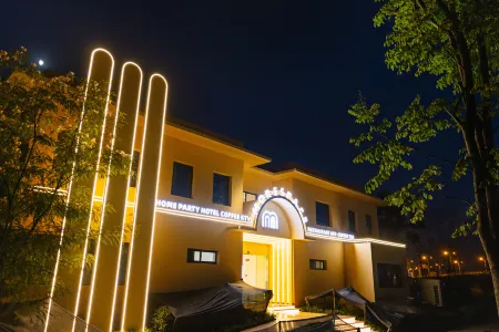 More Space Homestay Отели рядом с достопримечательностью «Jiuzhen Forest Park»