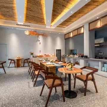 Sunny Day designer art space residential accommodation (Libo food street shop)