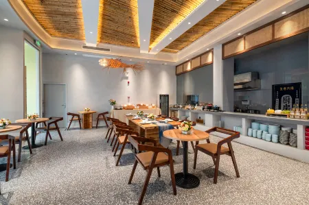 Sunny Day designer art space residential accommodation (Libo food street shop)