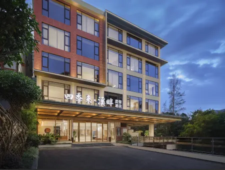 Zhangjiajie Four Seasons Lai · Riverside Resort Hotel (Baofeng Lake Scenic Area) Отели рядом с достопримечательностью «Zhangjiajie National Forest Park»