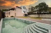Shanjian · Prelude | Redwood Views · Hot Springs · Homestay on Southern Anhui Sichuan–Xizang Route - Swimmingpools