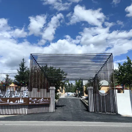 Altay Heqi Hotel Отели рядом с достопримечательностью «Скидный лагерь в Алтае, Синьцзян»