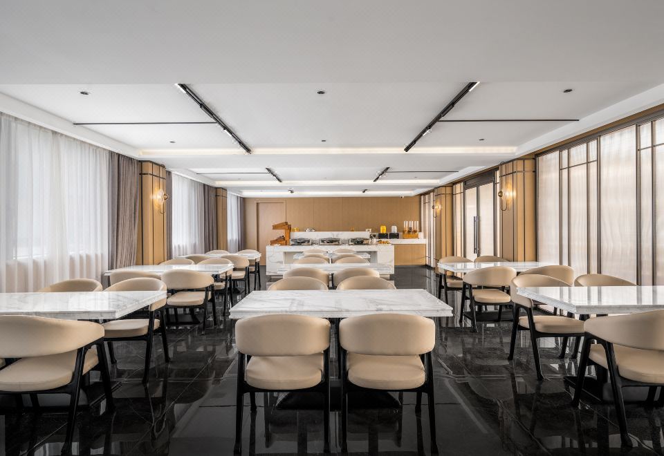 보스론 호텔의 현대적인 객실 인테리어